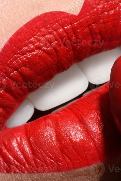 949555-sensuelle-bouche-ouverte-avec-rouge-tube-de-rouge-a-levres-photo
